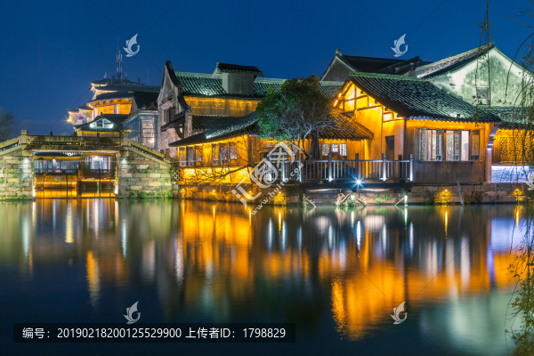 中國(guó)浙江烏鎮(zhèn)古橋夜景倒影