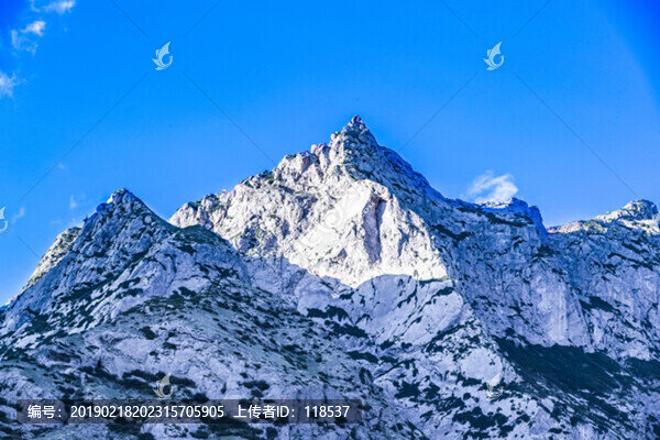 新疆巴音布魯克草原雪山
