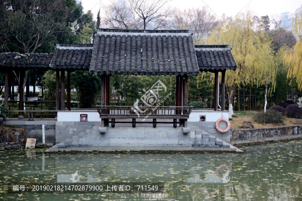 水岸仿古亭子