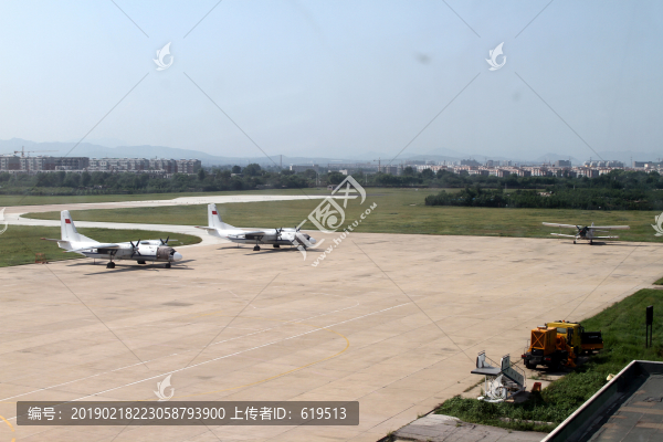 安26飛機(jī)朝陽機(jī)場