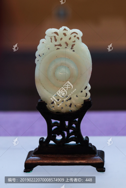 清代干支紋白玉活心佩