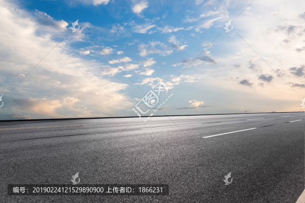 空曠無人的瀝青路面和火燒云