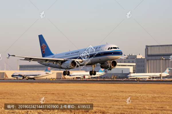 中國南方航空公司飛機(jī)降落