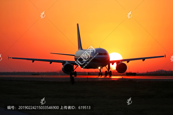夕陽下飛機(jī)滑行