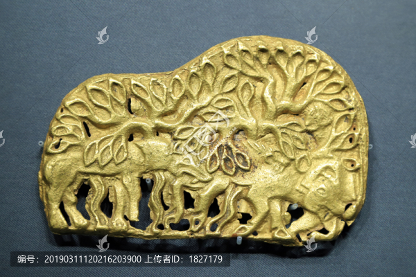 狼噬牛金牌飾