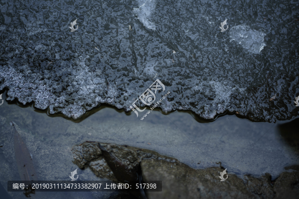 河水里的冰