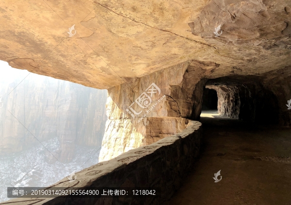 掛壁公路