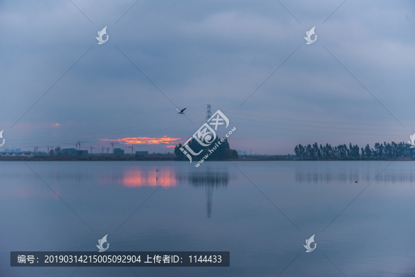 云南昆明滇池日出