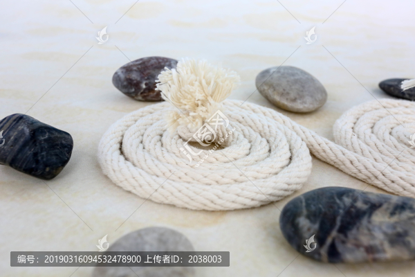 盤起的繩子跟鵝卵石