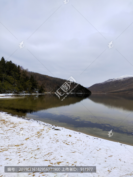湖邊雪景