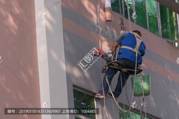 外墻排水管安裝工人