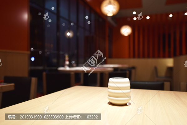 餐桌上的茶杯