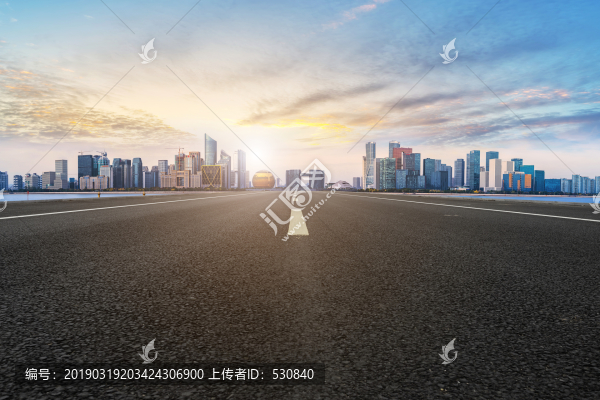公路和城市天際線