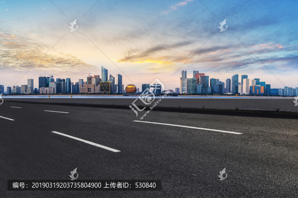 公路和城市天際線