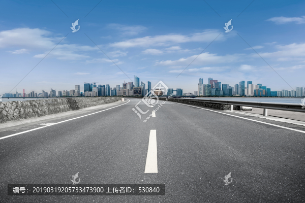 城市道路和杭州城市天際線(xiàn)