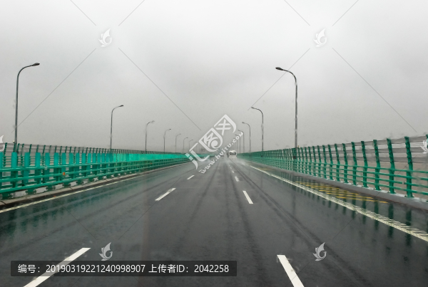 雨中大橋