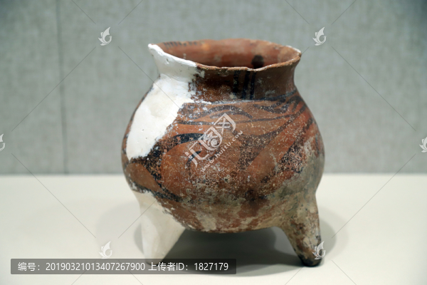 渦紋彩陶鼎