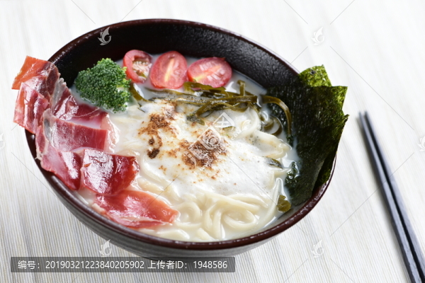 海苔肉片雞蛋拉面
