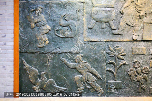 華佗創(chuàng)立五禽戲浮雕