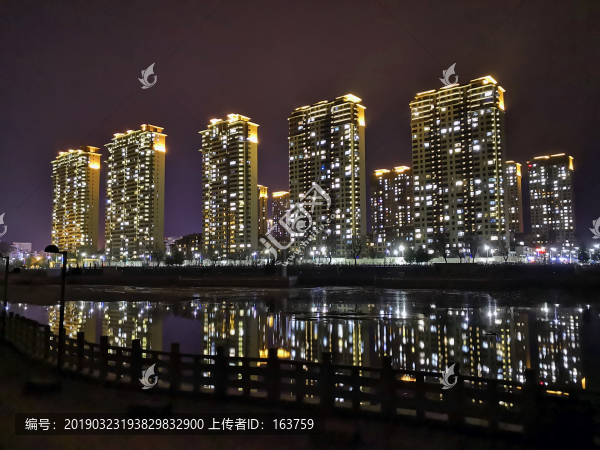夜晚高樓燈河