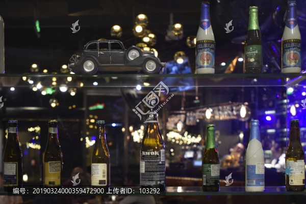 酒吧的酒架