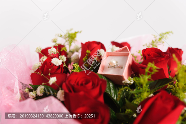 玫瑰花與珍珠戒指