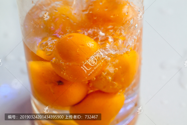 水中的橘子