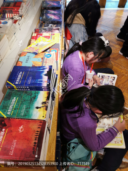 在書店看書的學(xué)生