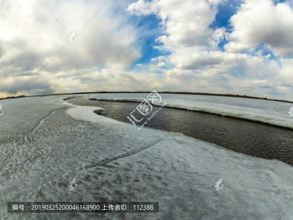晴空萬里河流冰天雪地冬天晴天
