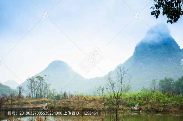 霧色山嶺風(fēng)光