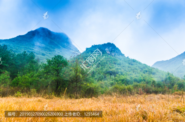 霧色山嶺風光