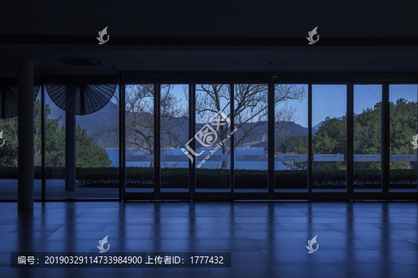 透過落地窗看到的湖面與院山