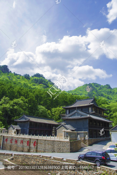 千山中會寺千佛殿建筑與漫天云彩