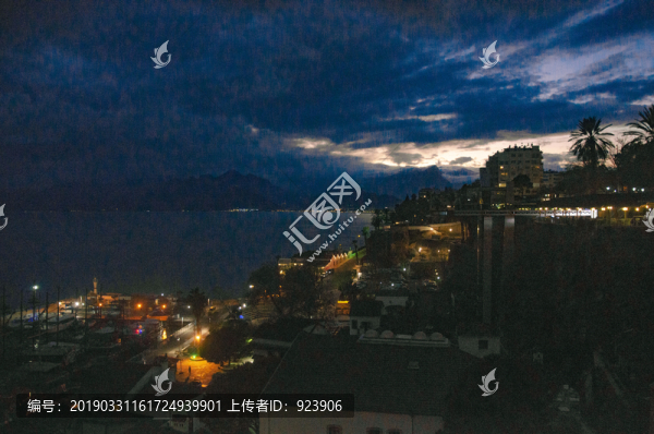 土耳其城市建筑湖景
