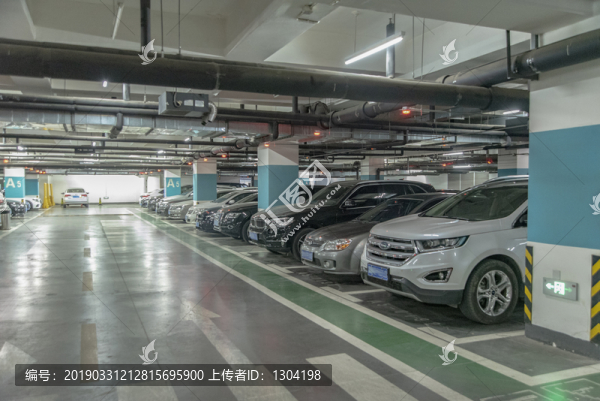 停滿車的地下車庫
