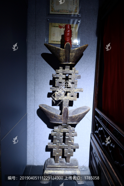 古代結(jié)婚燭臺(tái)