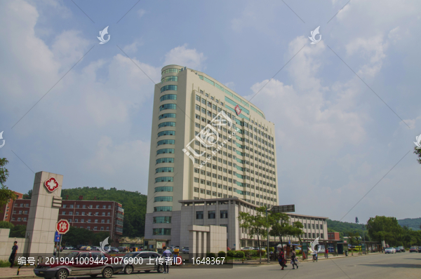 鞍山曙光醫(yī)院綜合大樓與公路樹(shù)木
