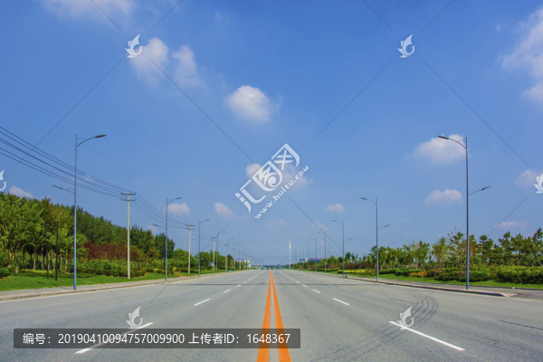 鞍山羊草莊公路與兩側(cè)樹木