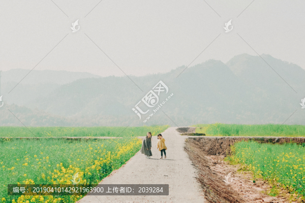 姐妹逛油菜花田
