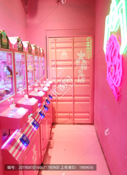粉色背景