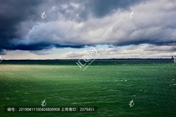 大海藍天白云彩虹