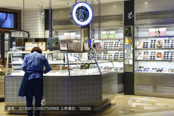 時(shí)尚眼鏡店