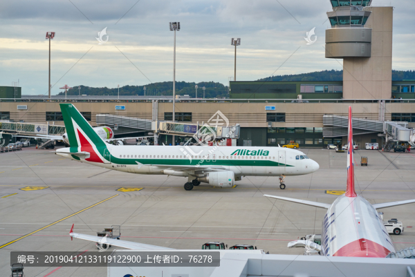 蘇黎世國際機場停機坪上的飛機