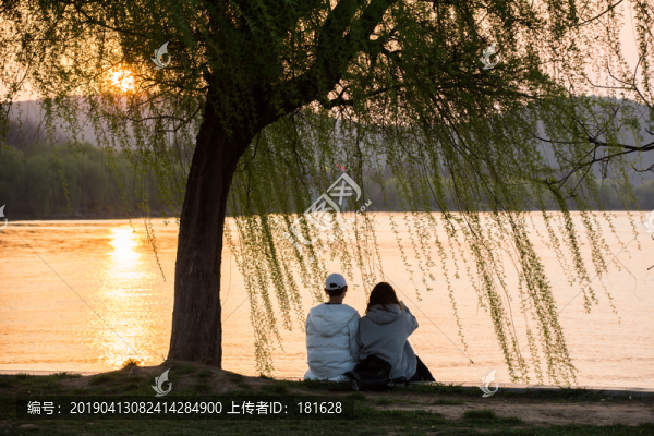 夕陽下的情侶