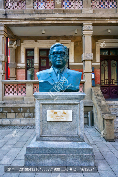 曹禺塑像高清大圖