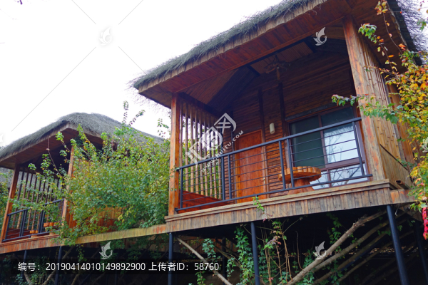 莫干山鄉(xiāng)村民宿茅草木屋