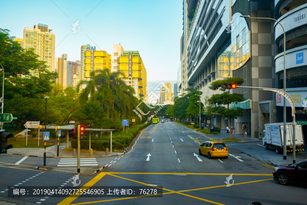 雙層巴士上層往外看的城市街景