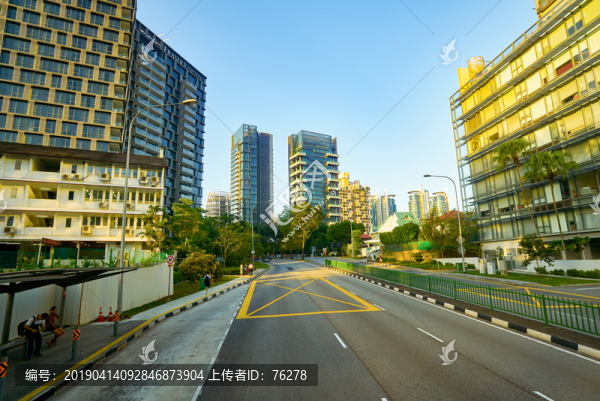 雙層巴士上層往外看的城市街景