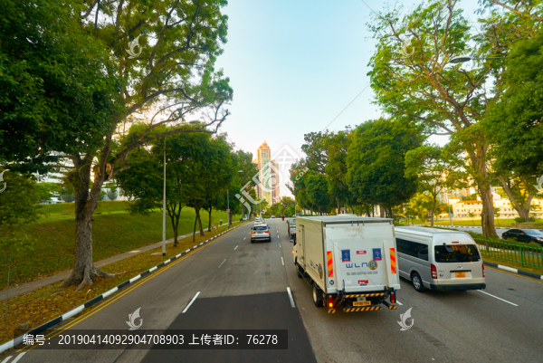 雙層巴士上層往外看的城市街景
