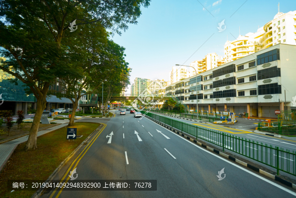 雙層巴士上層往外看的城市街景